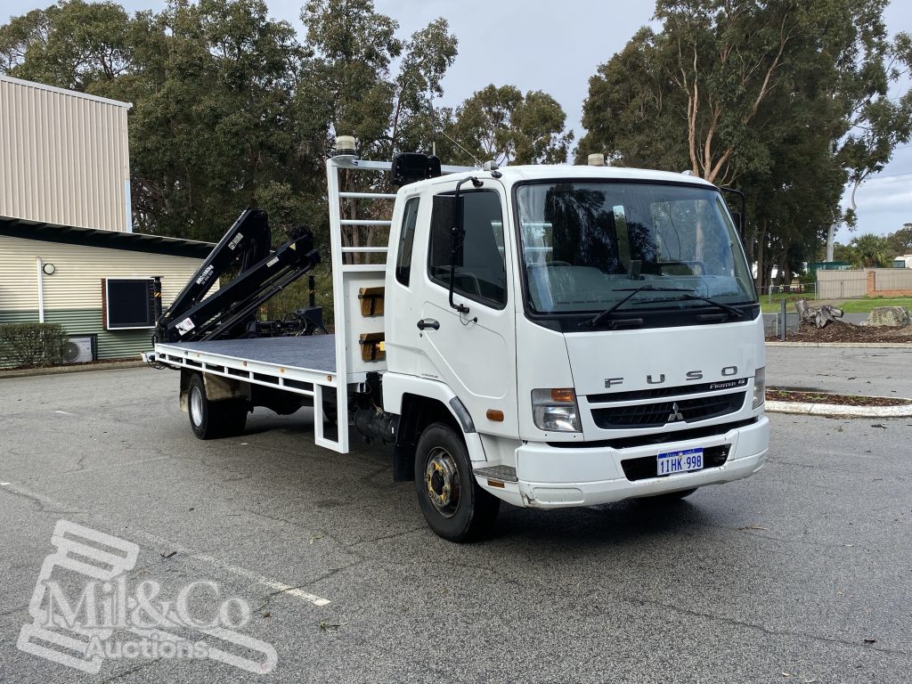 2010 Mitsubishi Fuso Fighter Truck with Hiab exterior front