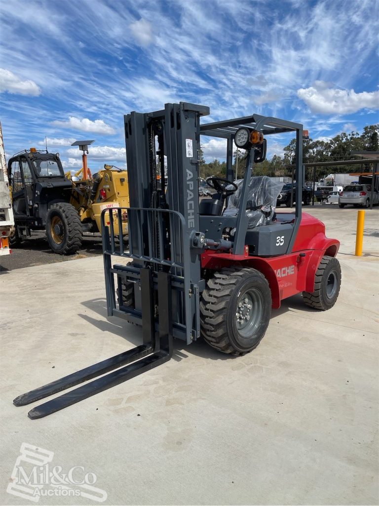 3.5T All Terrain Forklift - 4.5m Mast front corner