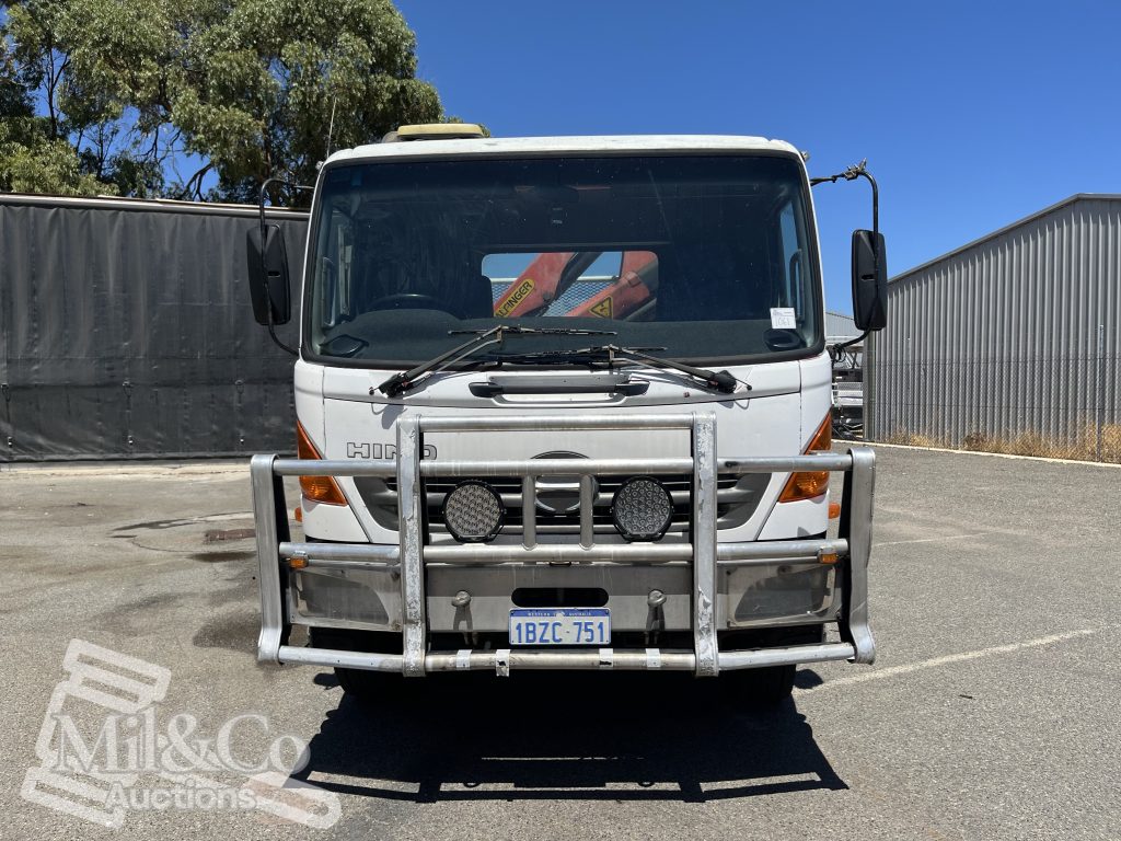 2005 Hino Ranger Tray Back Truck with Crane exterior front