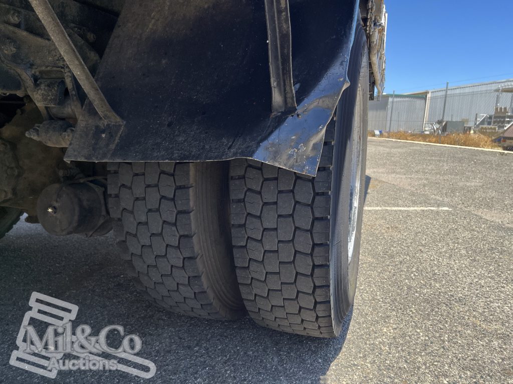 2005 Hino Ranger Tray Back Truck with Crane rear tyres tread