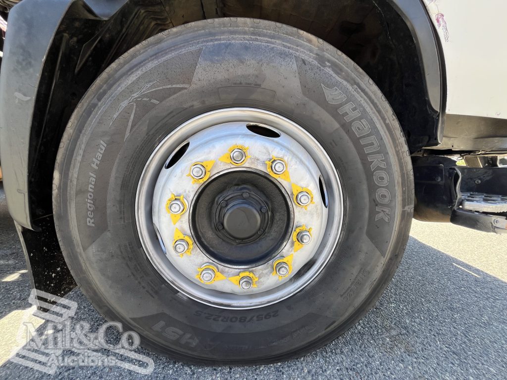 2005 Hino Ranger Tray Back Truck with Crane drivers tyre 295/80R22.5