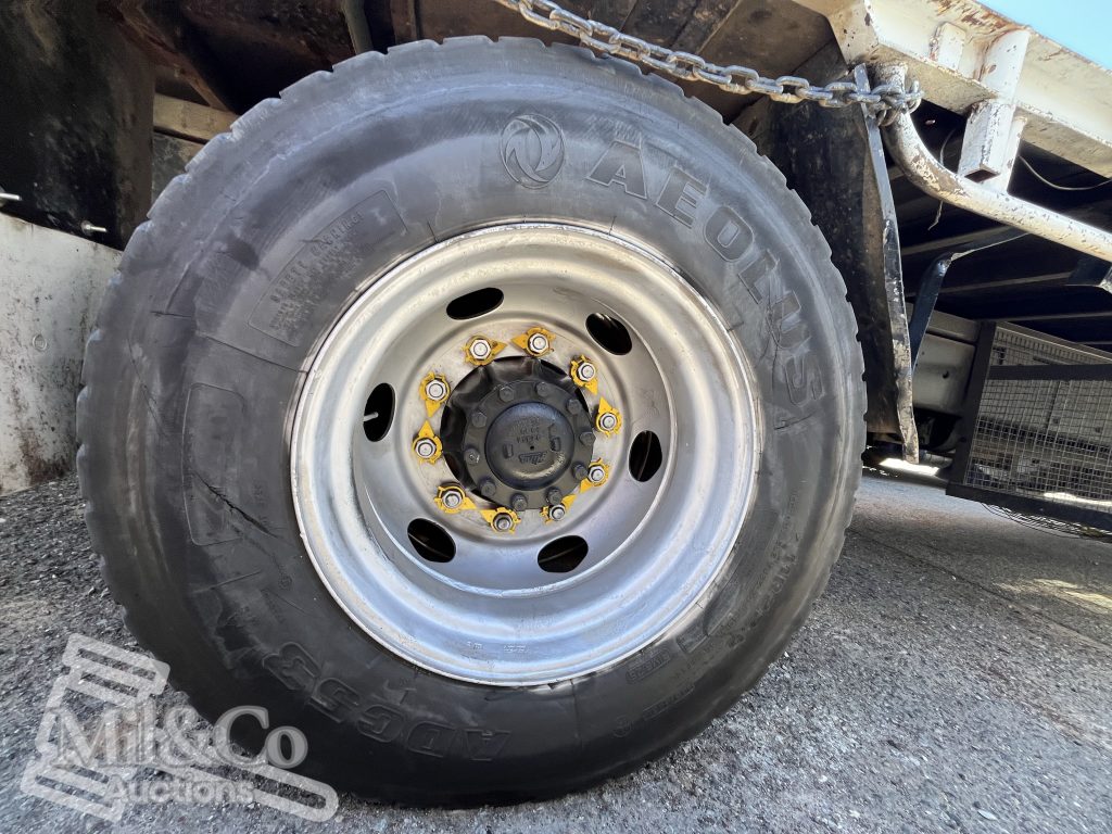 2005 Hino Ranger Tray Back Truck with Crane rear tyre 11R22.5