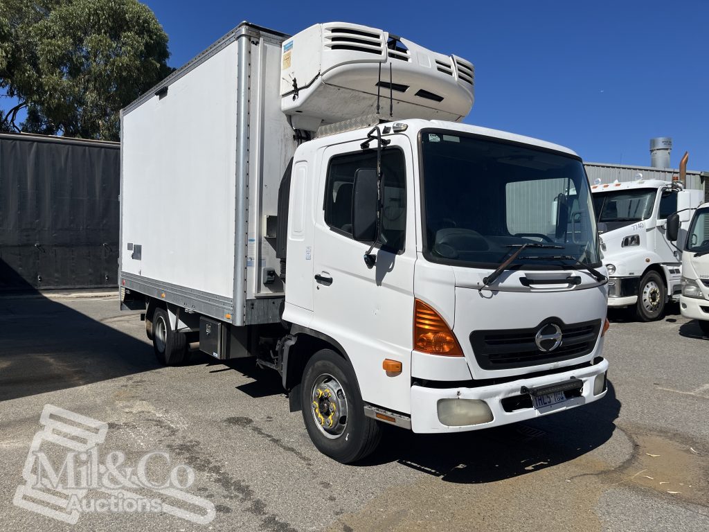 2004 Hino 500 FD Fridge Truck exterior front drivers corner
