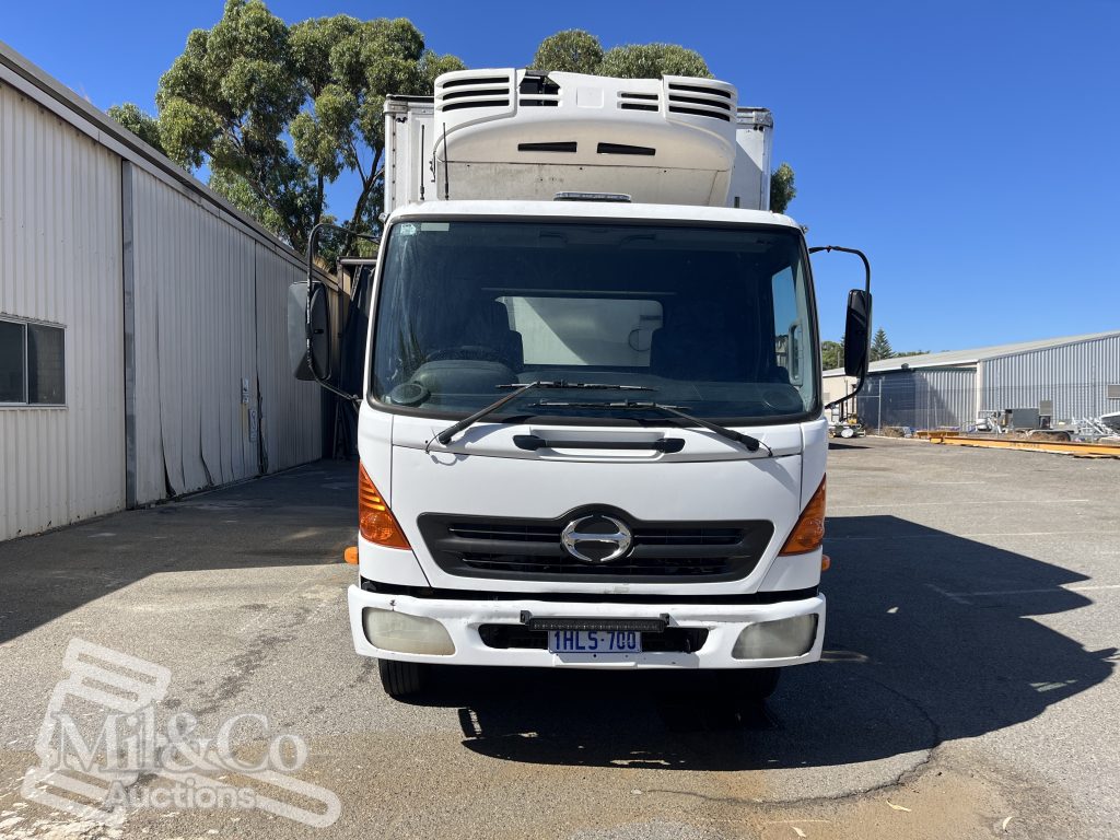 2004 Hino 500 FD Fridge Truck exterior front