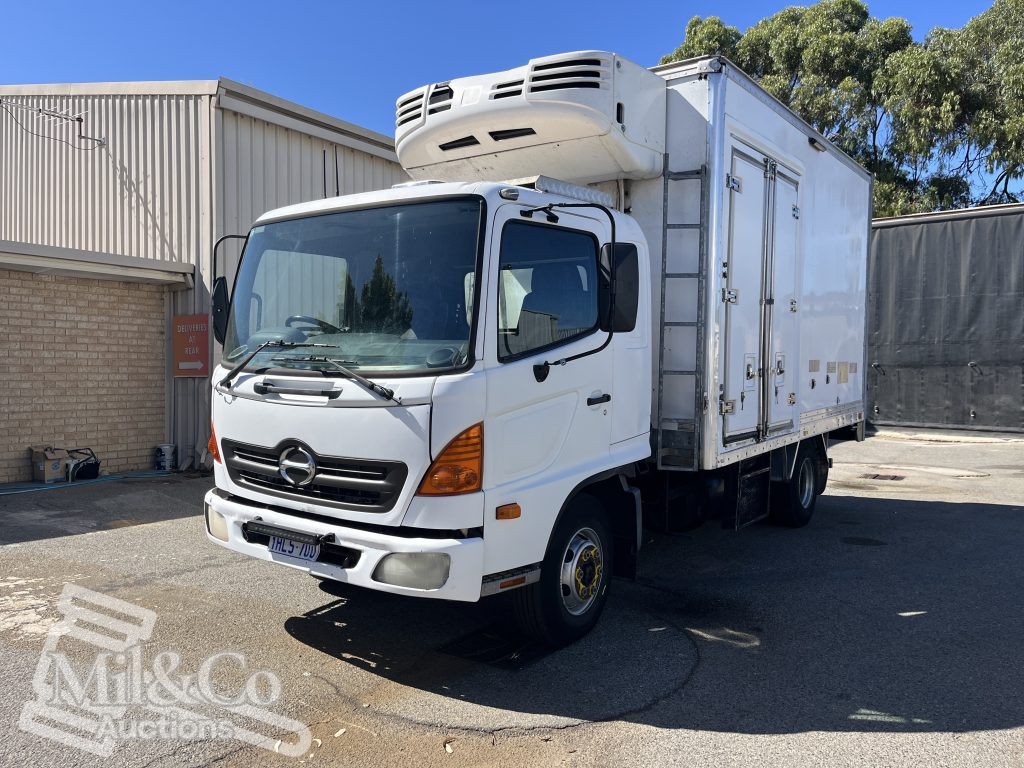 2004 Hino 500 FD Fridge Truck exterior front passenger corner