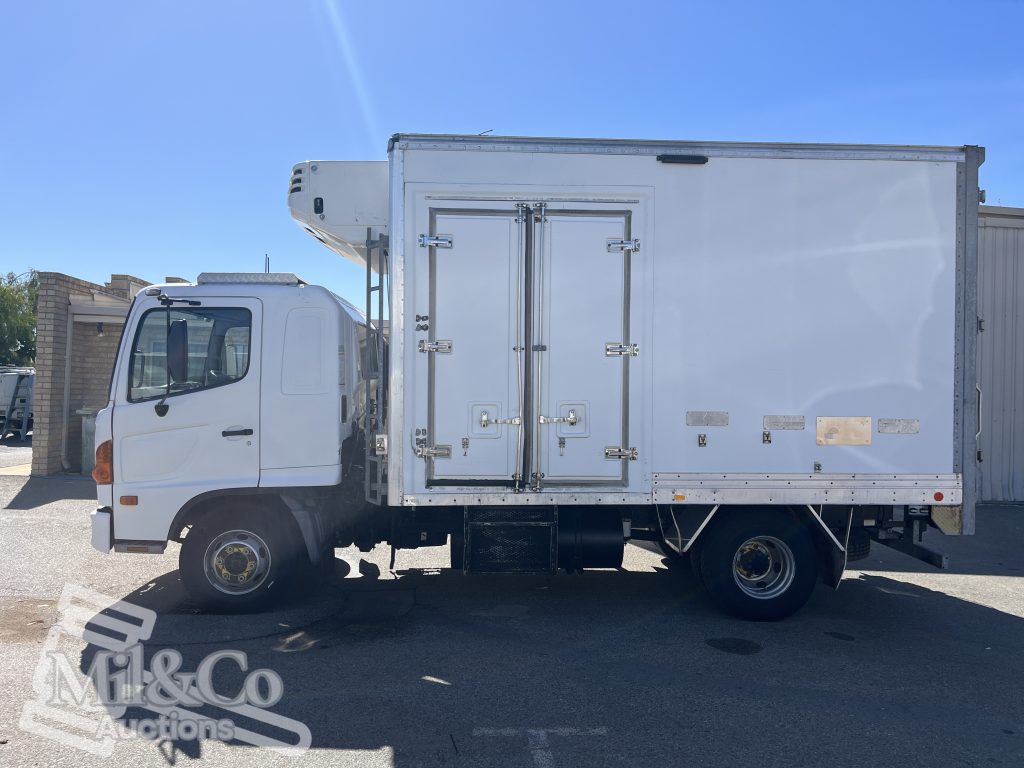 2004 Hino 500 FD Fridge Truck exterior passenger side