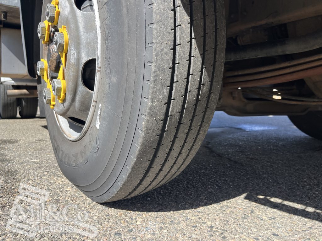 2004 Hino 500 FD Fridge Truck drivers steer tyre tread