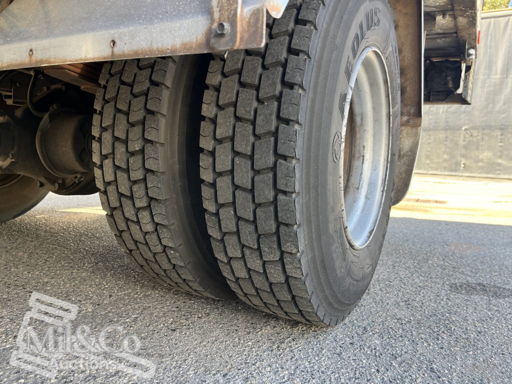 2004 Hino 500 FD Fridge Truck passenger side drive tyre tread