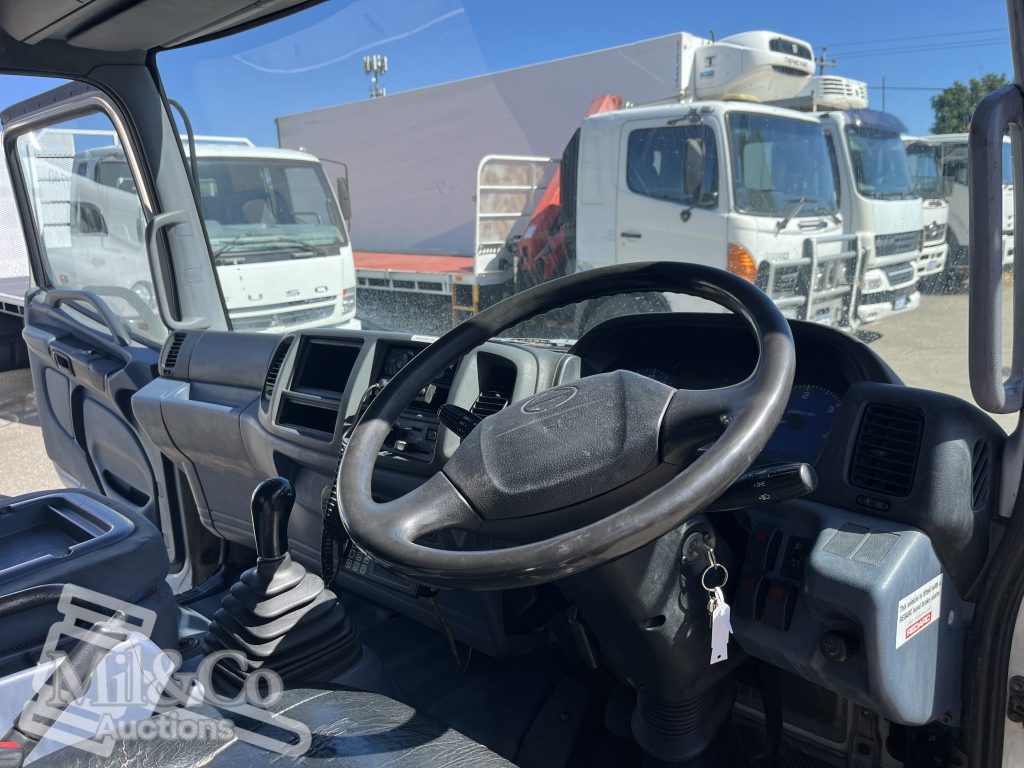 2004 Hino 500 FD Fridge Truck interior drivers side dash
