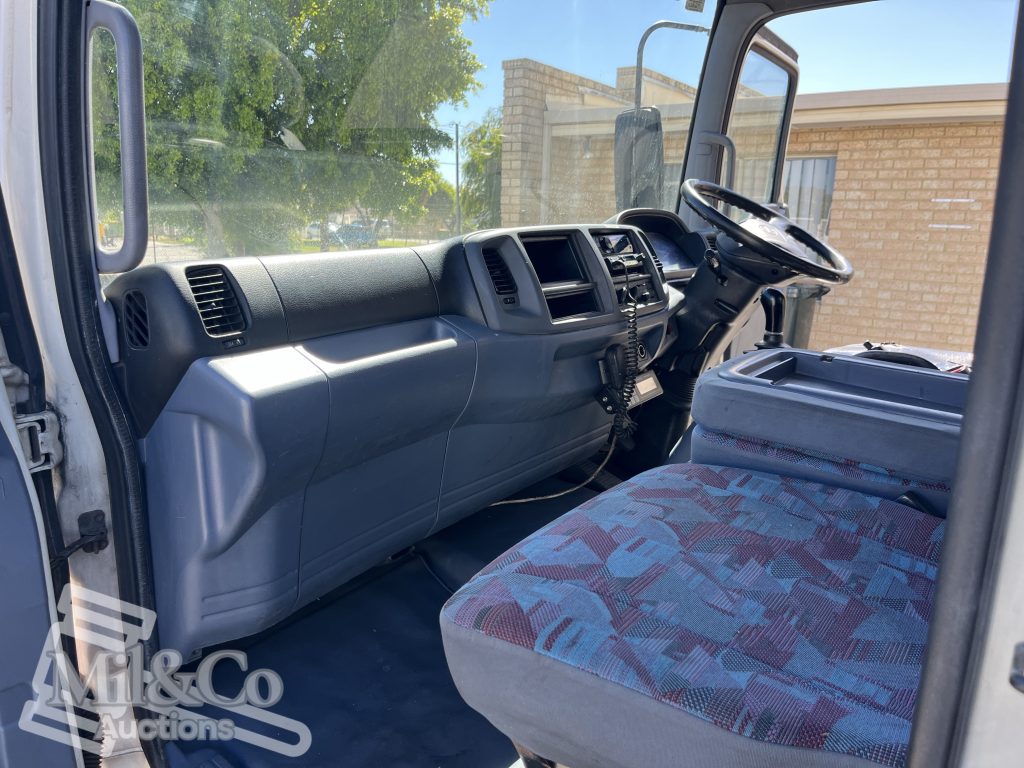 2004 Hino 500 FD Fridge Truck interior passenger side dash