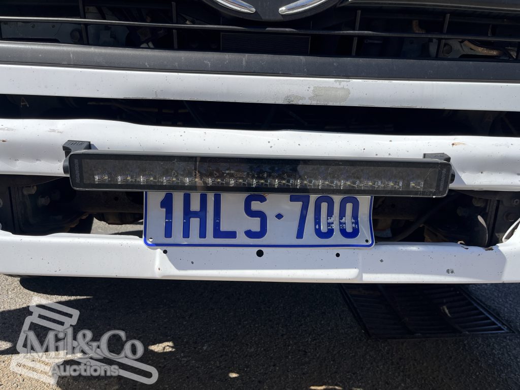 2004 Hino 500 FD Fridge Truck light bar