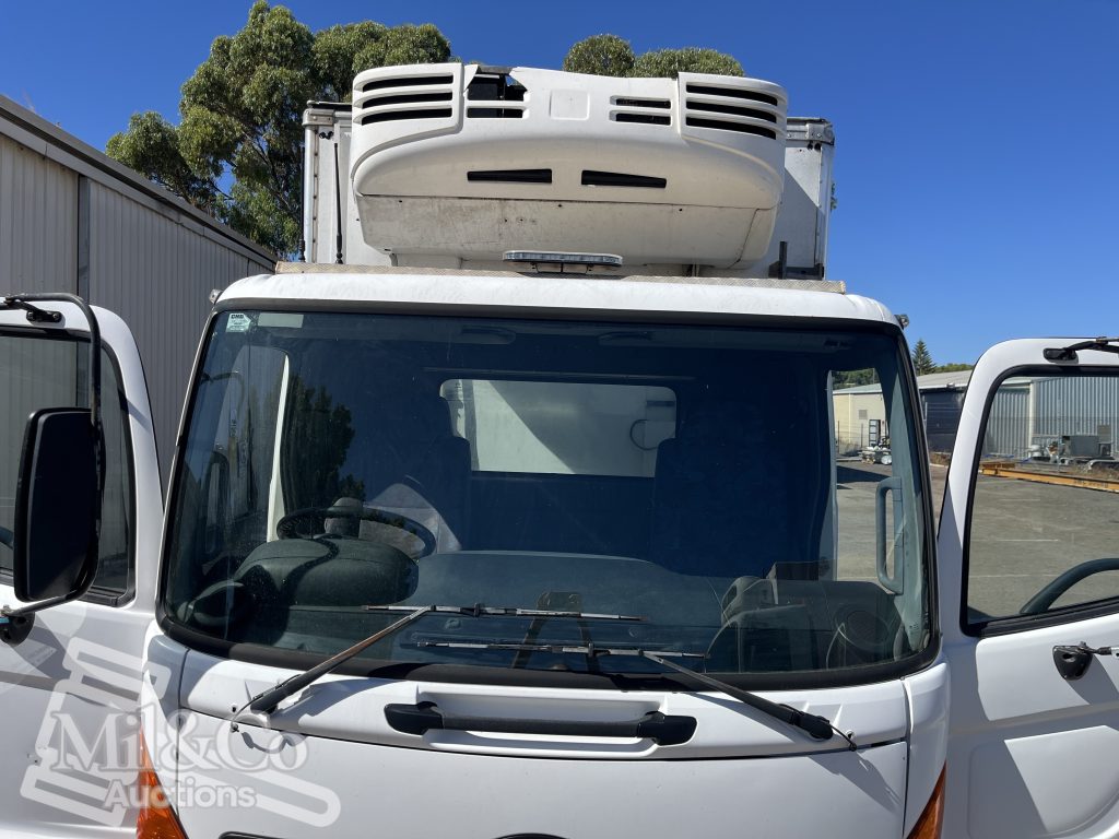2004 Hino 500 FD Fridge Truck beacon