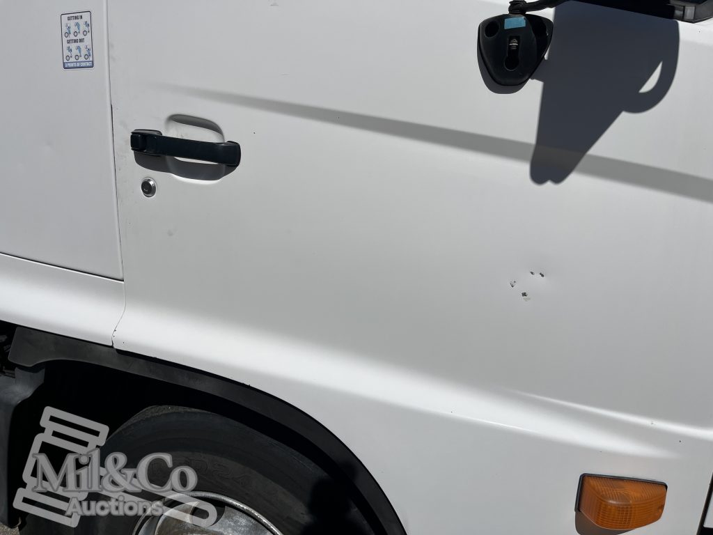 2004 Hino 500 FD Fridge Truck dents to drivers door