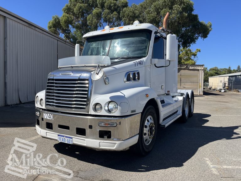 2011 Freightliner CST112 50 tonne Prime Mover with Hydraulics exterior front passenger corner