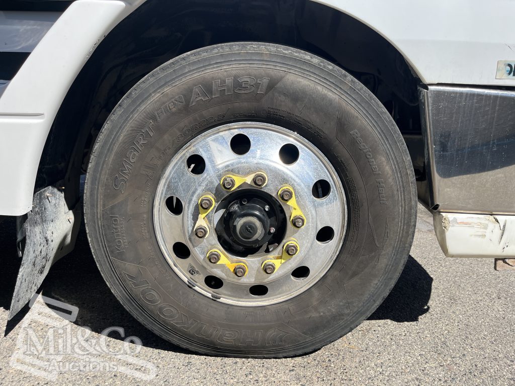 2011 Freightliner CST112 50 tonne Prime Mover with Hydraulics steer tyre 295/80R22.5