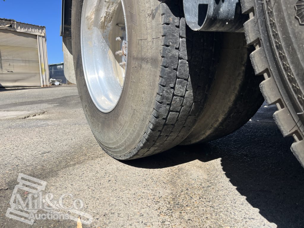 2011 Freightliner CST112 50 tonne Prime Mover with Hydraulics rear drive tyre tread