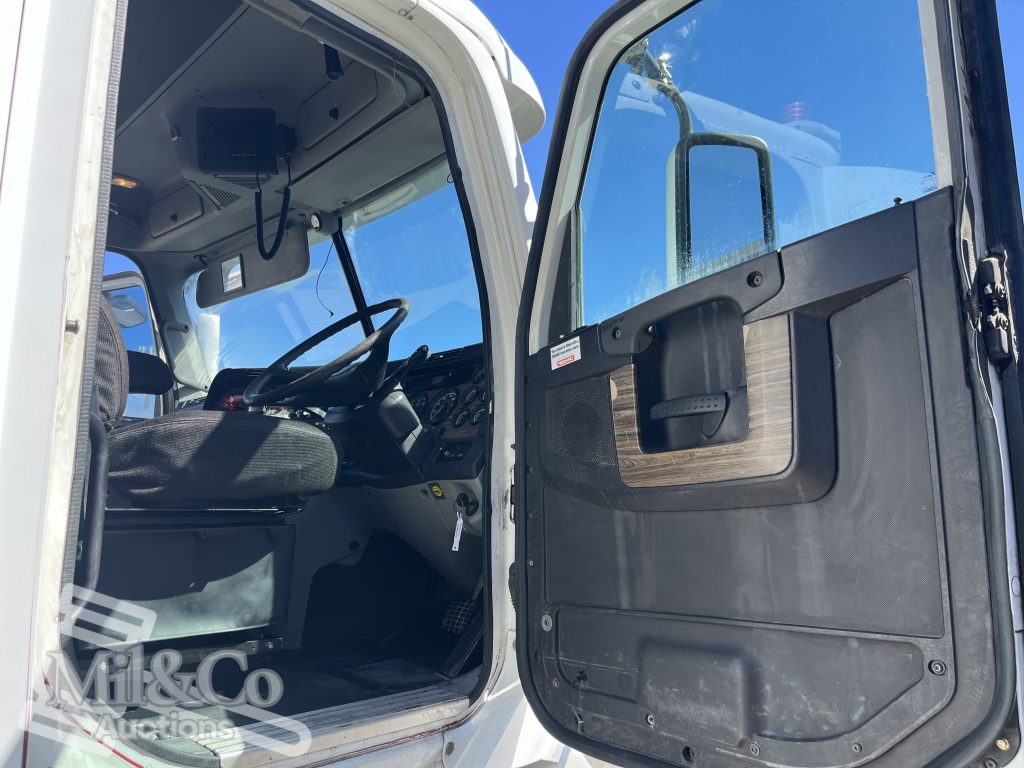 2011 Freightliner CST112 50 tonne Prime Mover with Hydraulics drivers doorway