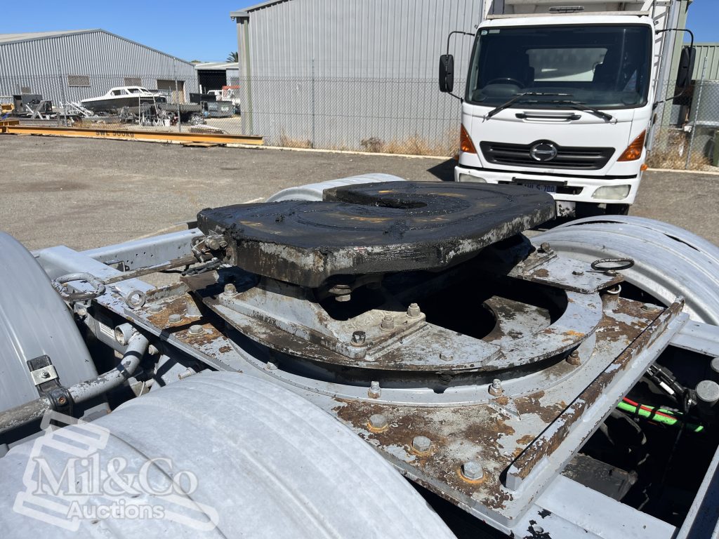 2011 Freightliner CST112 50 tonne Prime Mover with Hydraulics Jost turntable