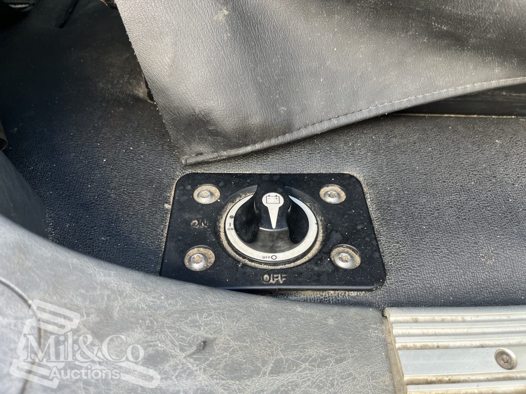 2011 Freightliner CST112 50 tonne Prime Mover with Hydraulics interior battery isolator