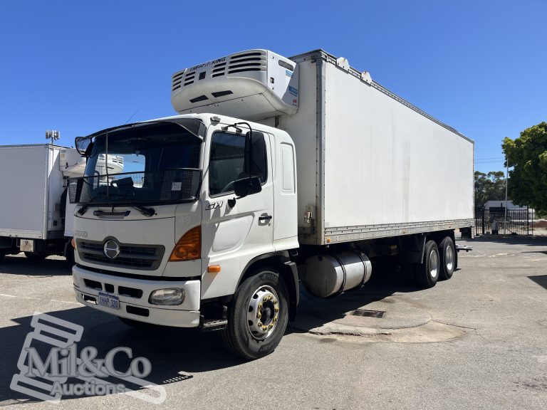 2005 Hino 500 GH Fridge Truck exterior front passenger corner