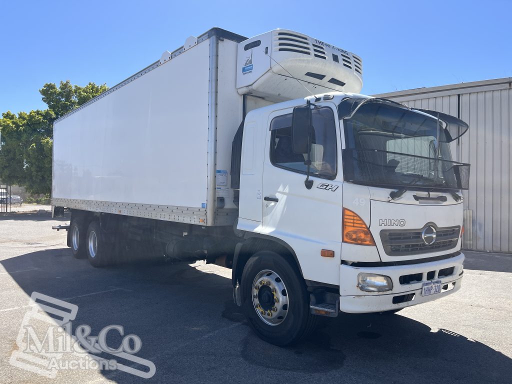 2005 Hino 500 GH Fridge Truck exterior front drivers corner