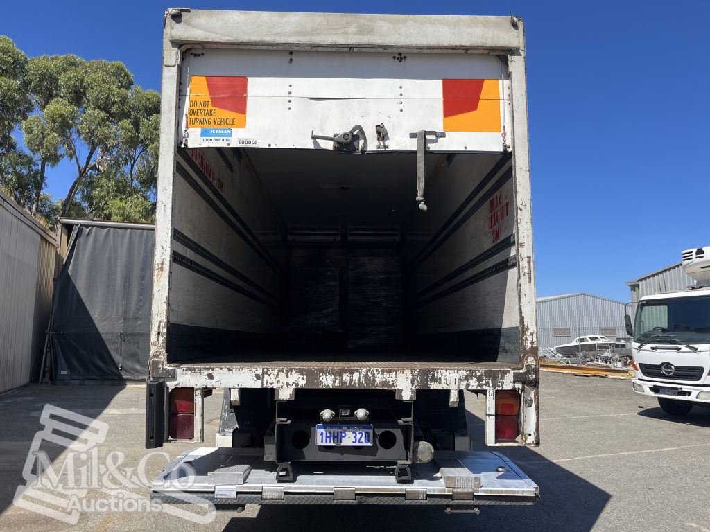 2005 Hino 500 GH Fridge Truck rear body door