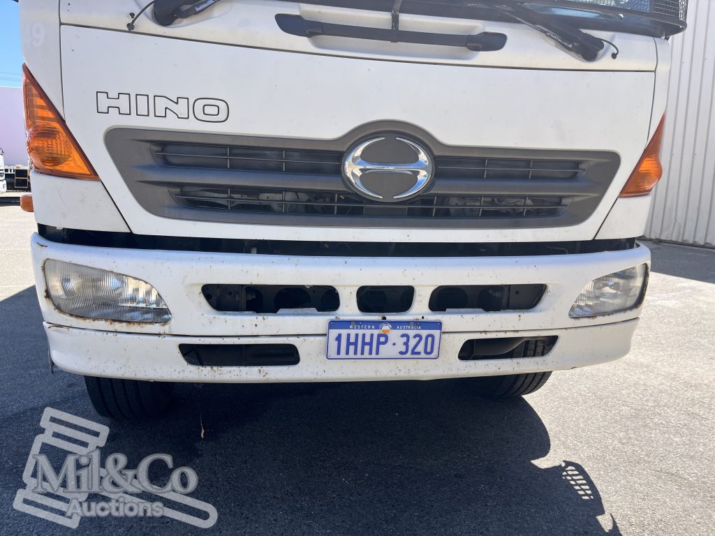 2005 Hino 500 GH Fridge Truck damage to bumper
