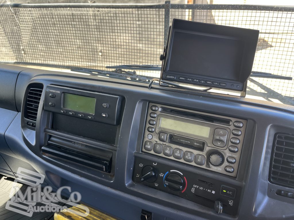 2005 Hino 500 GH Fridge Truck interior dash