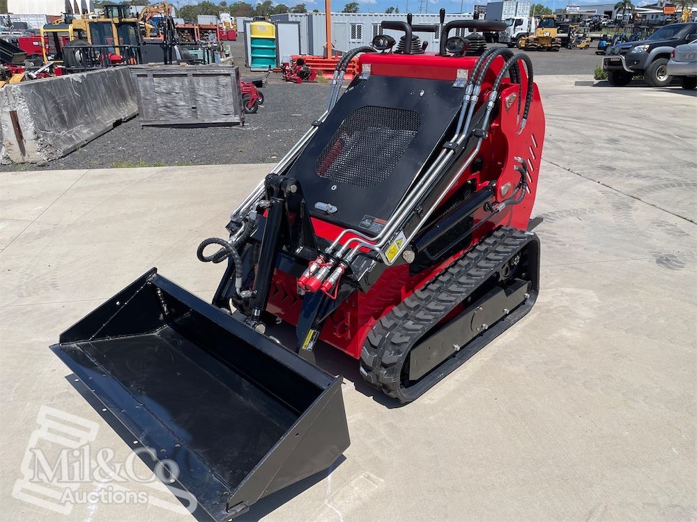 S382T Tracked Mini Loader front view boom down