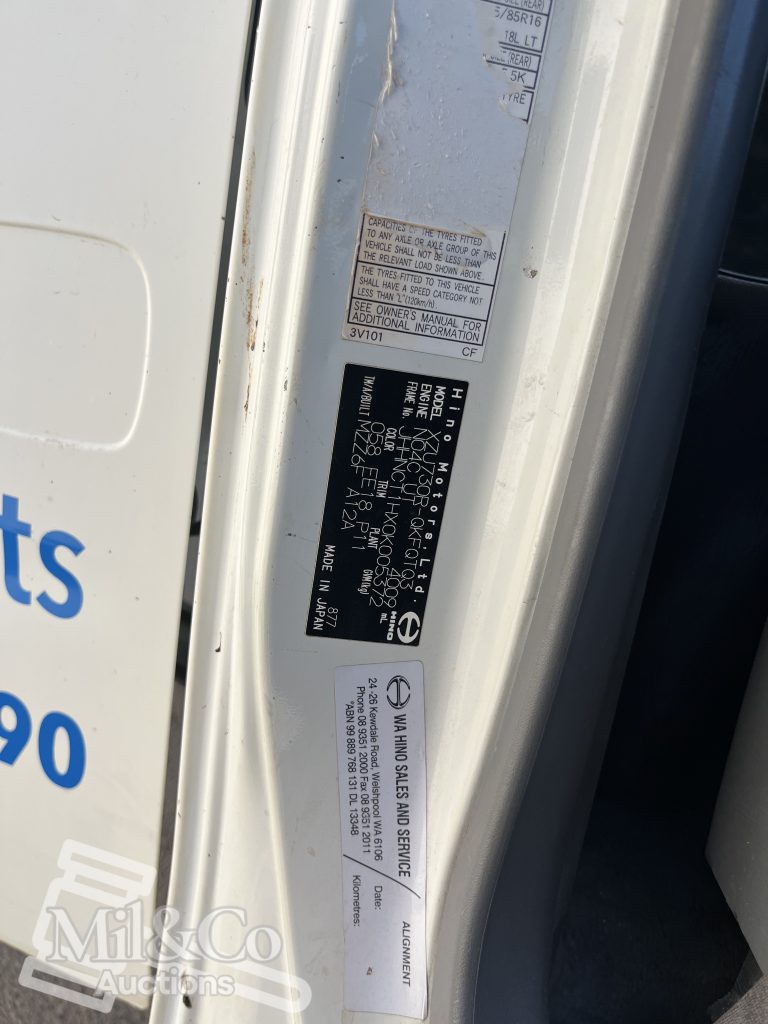 2015 Hino 300 717 Crew Cab Tray Back Truck vehicle identification