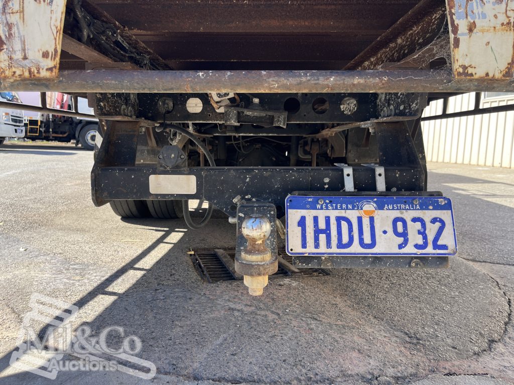 2015 Hino 300 717 Crew Cab Tray Back Truck tow bar