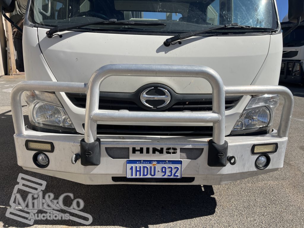 2015 Hino 300 717 Crew Cab Tray Back Truck bull bar